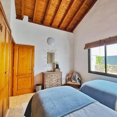 Villa No 2. Stunning 4-bedroom With Large Pool La Oliva