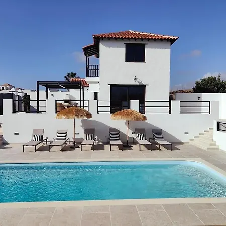 No 2. Stunning 4-bedroom With Large Pool Willa