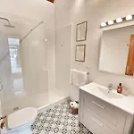 빌라 No 2. Stunning 4-bedroom With Large Pool *