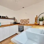 No 2. Stunning 4-bedroom With Large Pool 빌라 *
