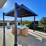 빌라 No 2. Stunning 4-bedroom With Large Pool