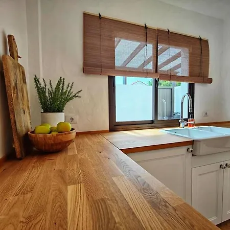 No 2. Stunning 4-bedroom With Large Pool