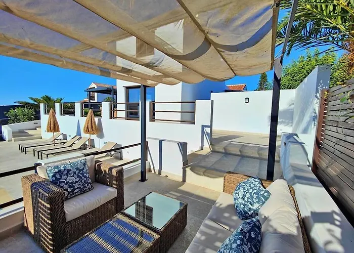 别墅 No 2. Stunning 4-bedroom With Large Pool *