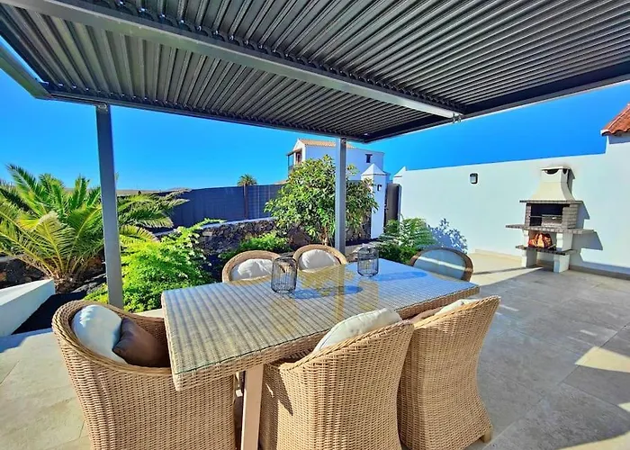 No 2. Stunning 4-bedroom With Large Pool 别墅 *